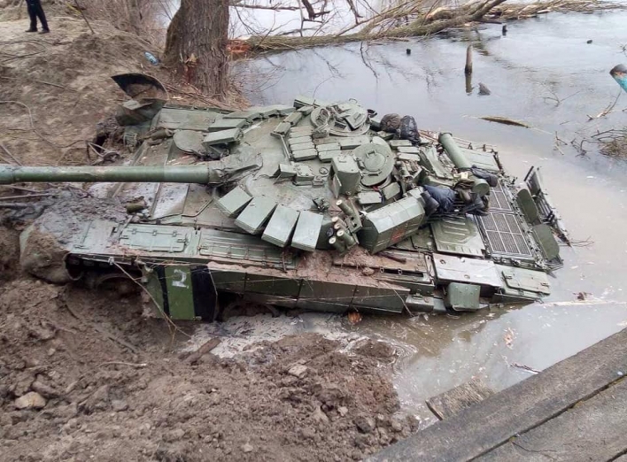 Сумщина: рятувальники з теробороною витягнули затонулий російський танк фото