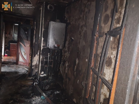 У Сумах вогнеборці врятували від знищення житловий будинок фото