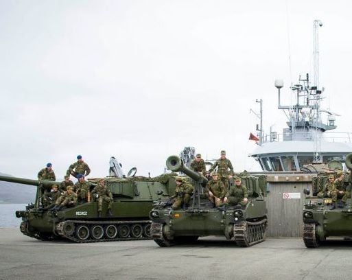 Норвегія відправить в Україну 155-мм гусеничні гаубиці фото