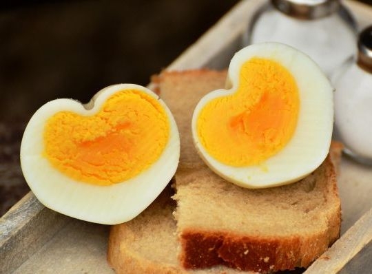 Як блискавично чистити варені яйця: про цей спосіб ви точно не знаєте!