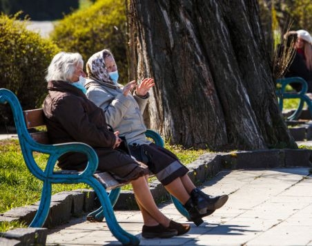 Українці на захоплених територіях отримують пенсії на банківські картки