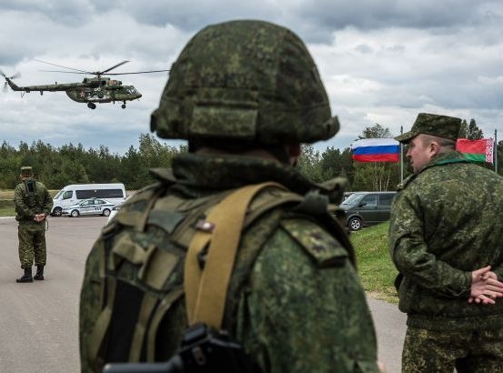 У Білорусі почали масово вручати повістки до військкомату фото
