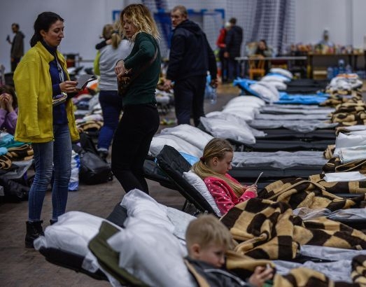 Польща припинила виплачувати допомогу українським біженцям фото