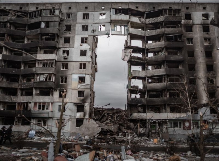 Близько 800 тис. українців втратили житло через війну фото