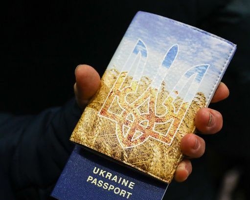 Українці зможуть отримати паспорти за кордоном: де і коли фото