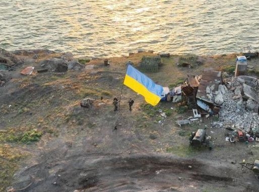ЗСУ встановили прапор України на острові Зміїний  фото