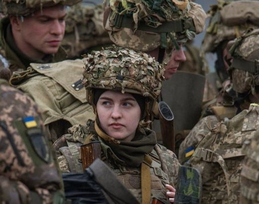Жінок в Україні зобов'яжуть стати на військовий облік