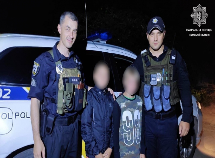 Сумські патрульні повернули додому двох малолітніх хлопчиків фото