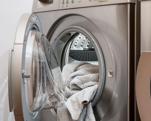 Поширена помилка при пранні, яка пошкоджує дорогий одяг