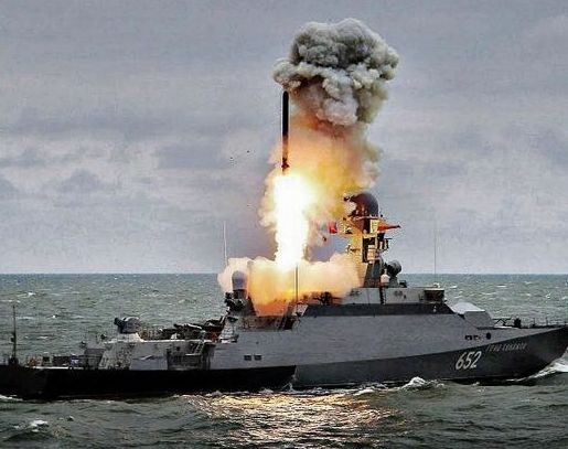 Росія тримає у Чорному морі чотири носії "Калібрів" фото