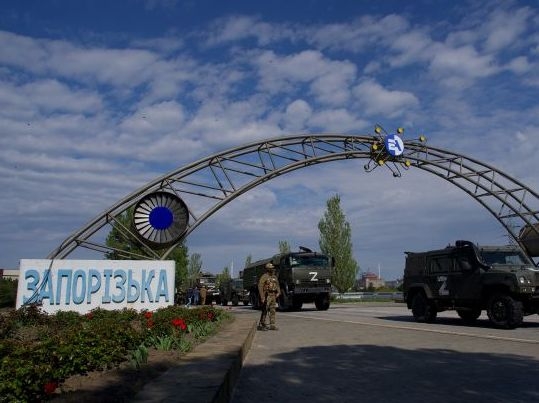 Окупанти готують провокацію на ЗАЕС під прапором України фото