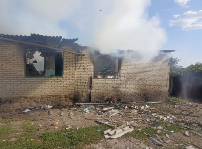 Цивільні будинки горять через обстріли фото