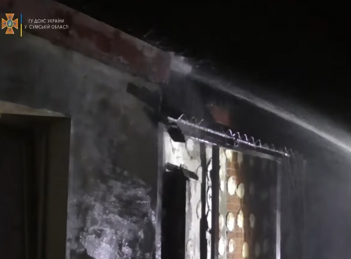 У Сумах патрульні з містянами врятували чоловіка із будинку, охопленого полум'ям (відео) фото