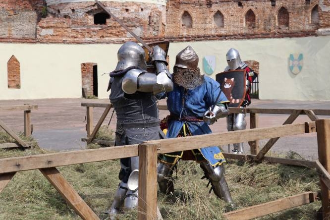 У Тростянці провели турнір з історичної реконструкції та середньовічного бою фото