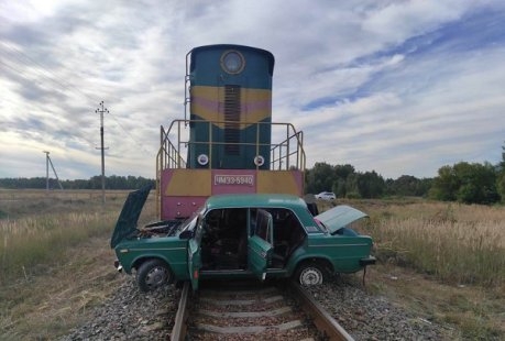 На Сумщині автівка зіткнулася з потягом фото