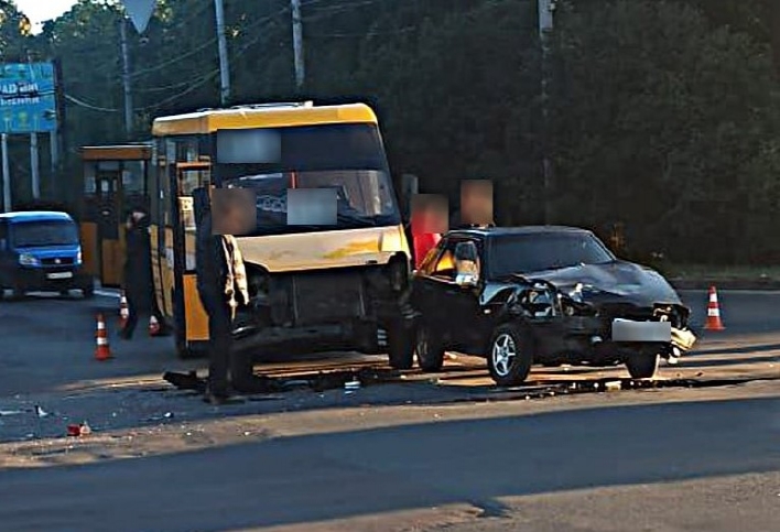 У Сумах 9 вересня в ДТП потрапила маршрутка фото У Сумах 9 вересня в ДТП потрапила маршрутка фото