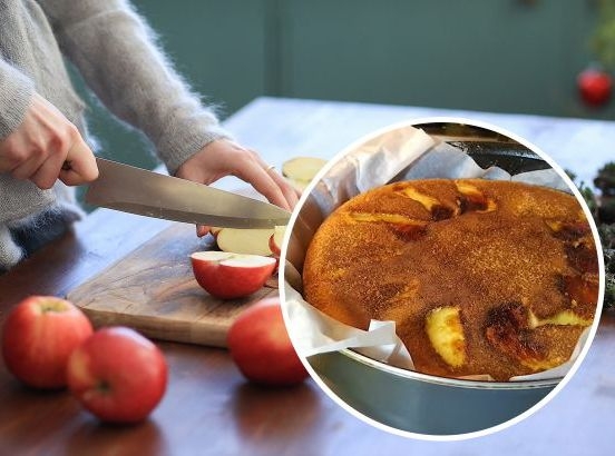 Суботній рецепт: шарлотка з яблук в сковороді фото