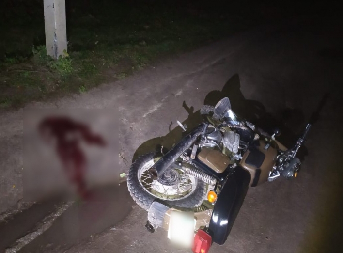 На Сумщині мотоцикліст врізався у електроопору фото