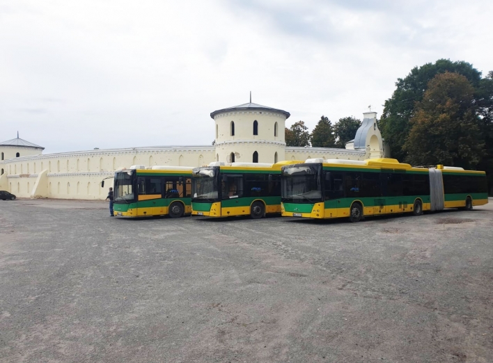 У Тростянець доправили три гуманітарних автобуси-гармошки фото