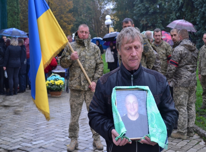 У Глухові провели в останню путь героя, який загинув за Україну фото
