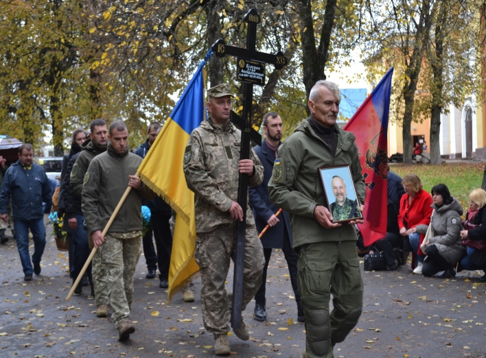 Глухів провів в останню путь воїна-митця, який загинув за Україну фото