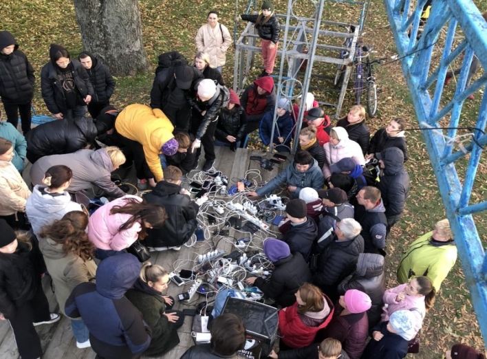 У Конотопі організували точки підзарядки гаджетів фото У Конотопі організували точки підзарядки гаджетів фото