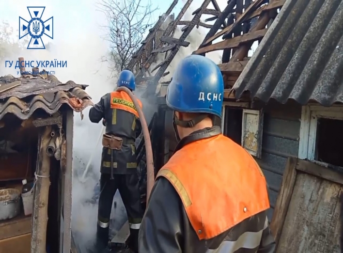На Сумщині рятувальники ліквідовували пожежу в житловому секторі, спричинену ворожим обстрілом фото