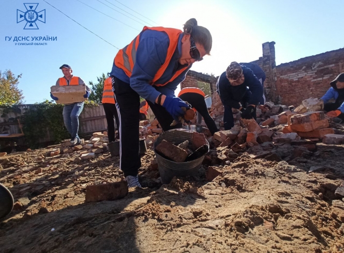 На Сумщині рятувальники разом з добробатівцями  розбирали зруйнований житловий будинок  фото