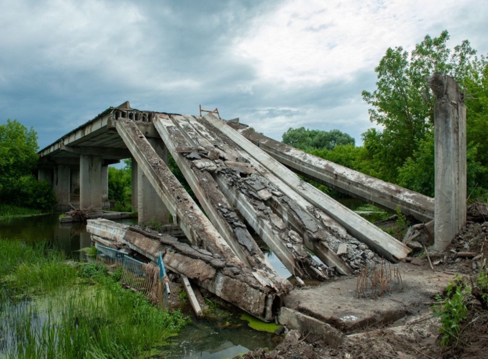 Екологи нарахували 140 мільйонів збитків від руйнації мосту на Лебединщині фото
