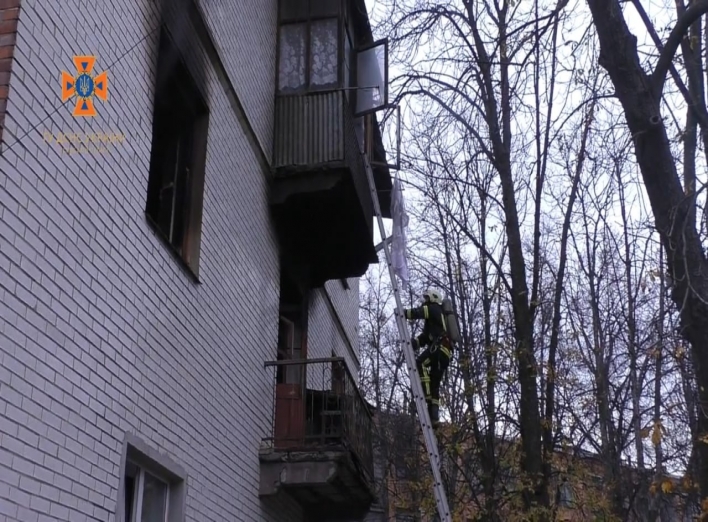 У Сумах пожежники врятували літню жінку з палаючої квартири фото