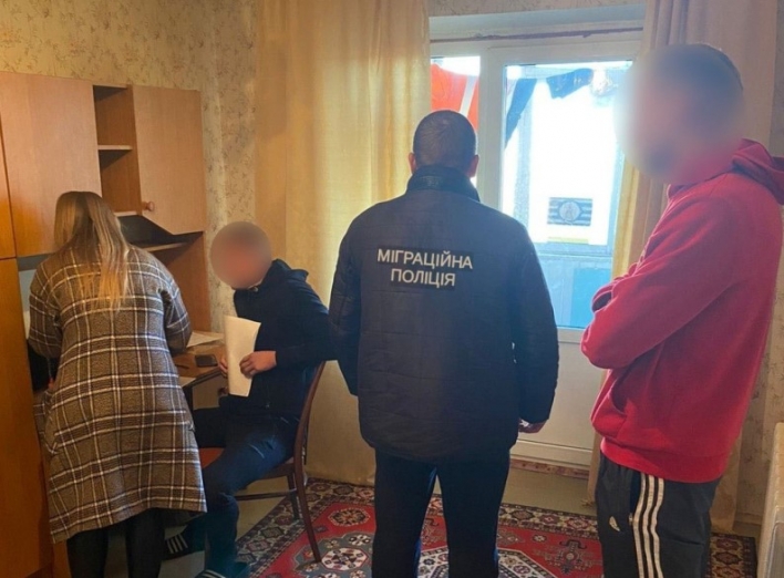 Трьом молодикам із Сумщини повідомлено про підозру у підробці документів ухилянтам для виїзду за кордон фото
