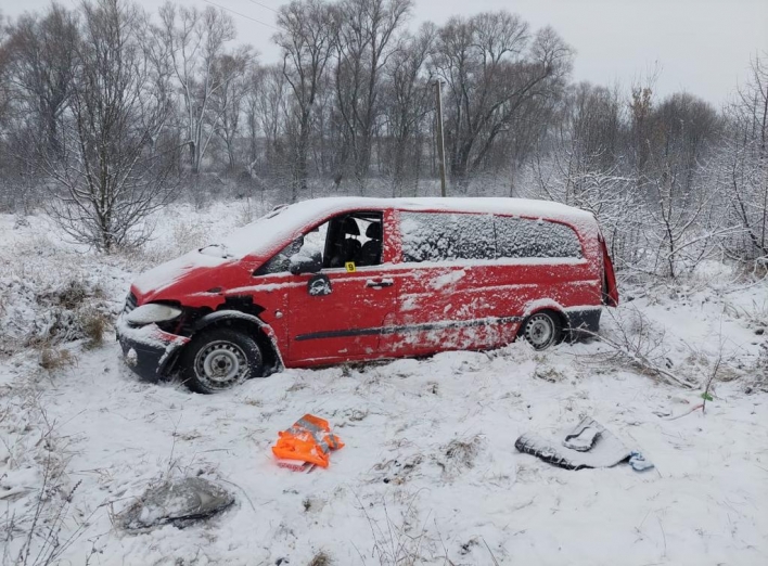 На Роменщині автівка з’їхала в кювет - троє постраждалих фото