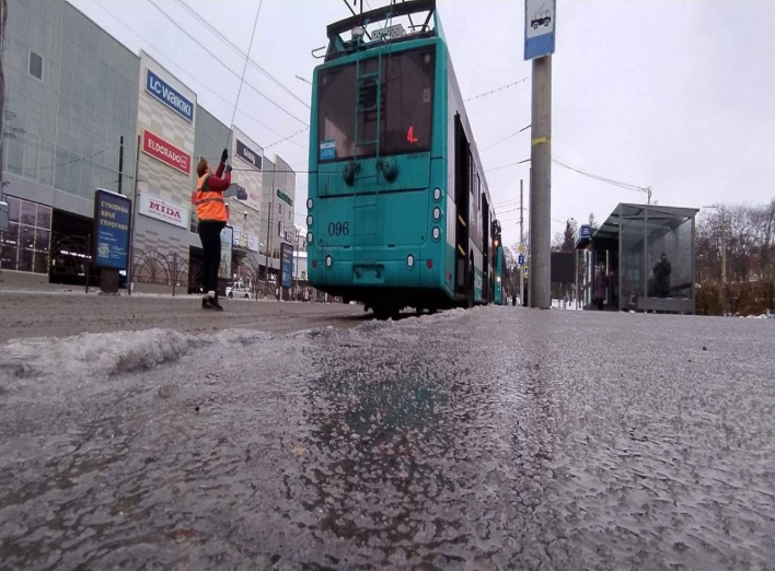 У Сумах через обмерзання тролеї тролейбуси їдуть у депо фото