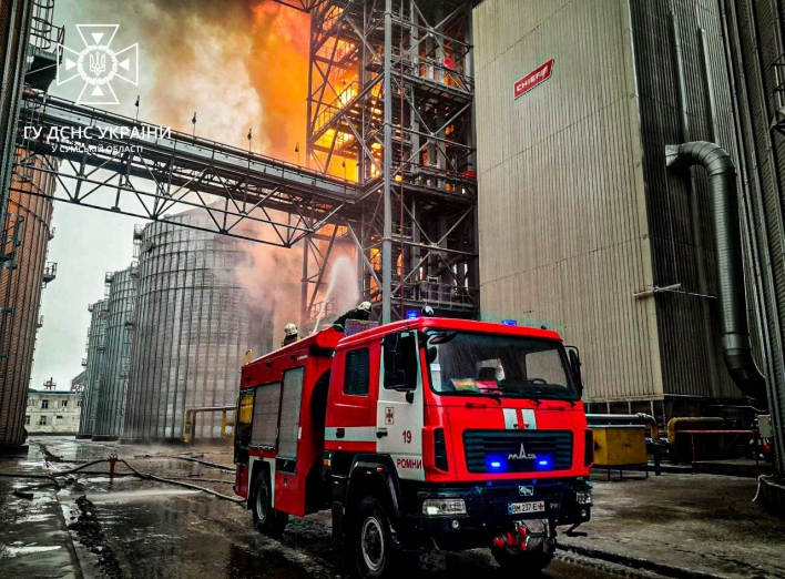 На Сумщині рятувальники ліквідували масштабну пожежу в зерносушарці фото