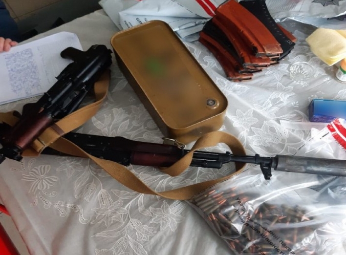 У жителя Сумщини поліцейські вилучили арсенал зброї фото