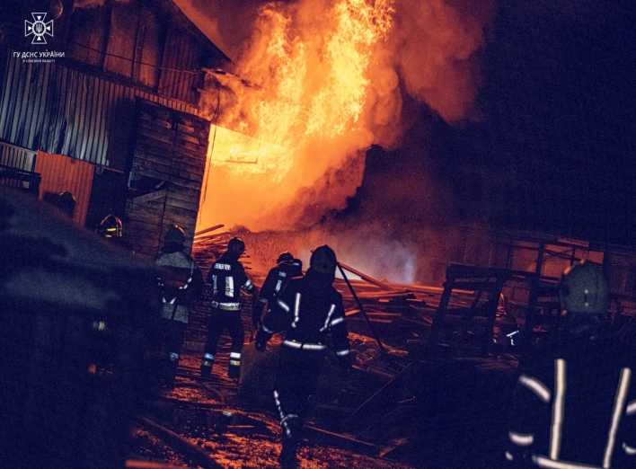 У Сумах вночі сталася велика пожежа на деревообробному підприємстві фото