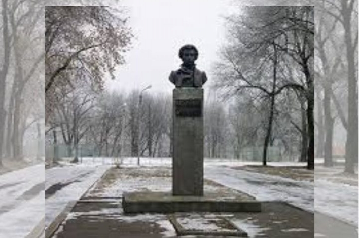 Пам‘ятник Пушкіну в Кролевці перемістять до краєзнавчого музею фото