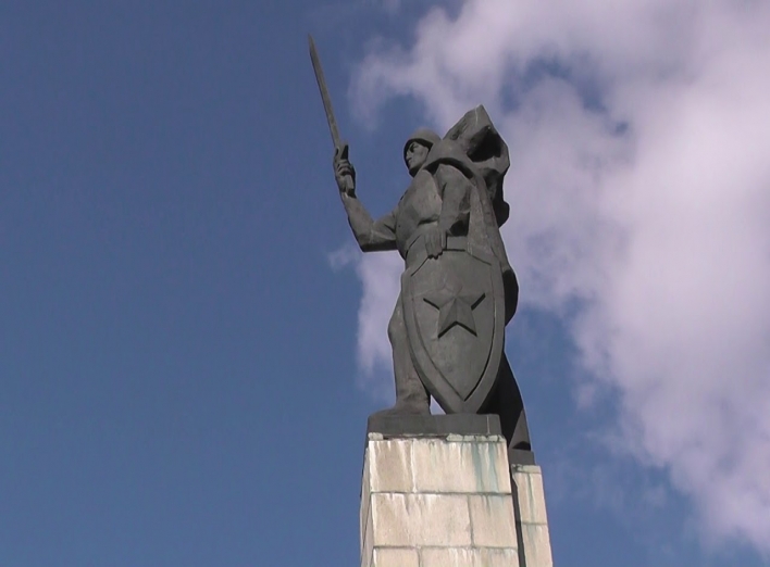 Сумська влада ігнорує петицію про демонтаж радянського меморіалу слави фото