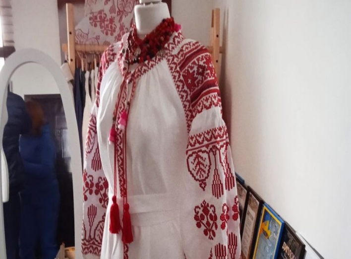 Сумська дизайнерка створила колекцію українського одягу "Вишиванки війни" фото