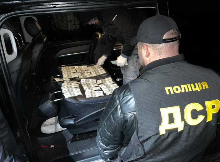 На Сумщині поліція затримала чоловіка, який за 5000 доларів США обіцяв переправити мобілізантів за кордон фото