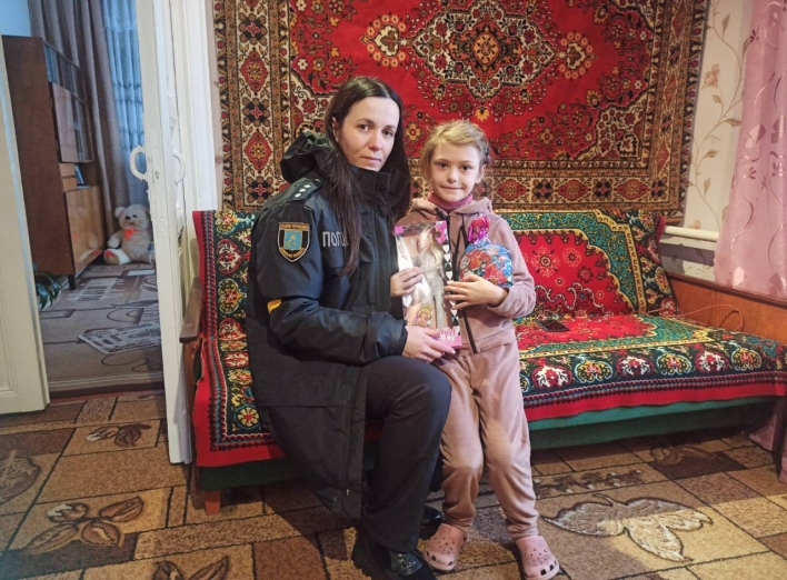До Дня Святого Миколая ювенальні поліцейські Сумщини влаштували сюрприз для маленької дівчинки фото