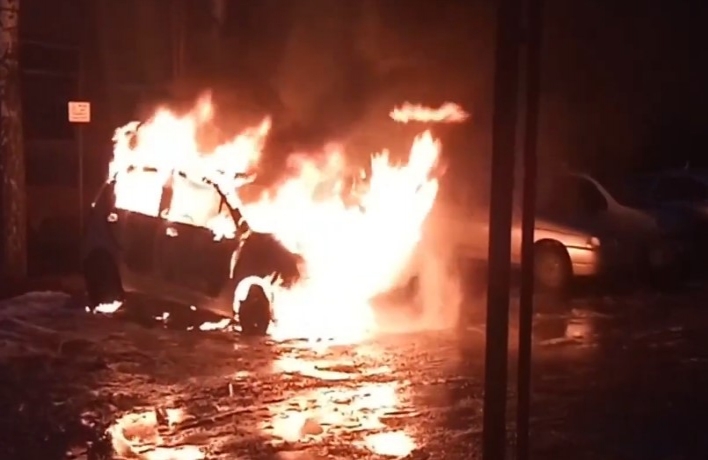 У Сумах на парковці горіла автівка (відео) фото
