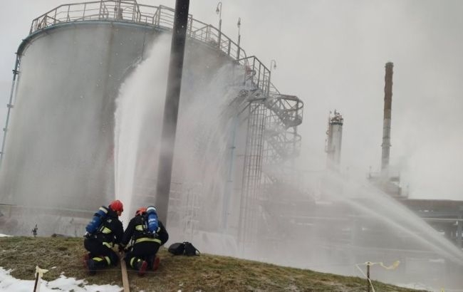 У Білорусі спалахнув завод "Нафтан" фото