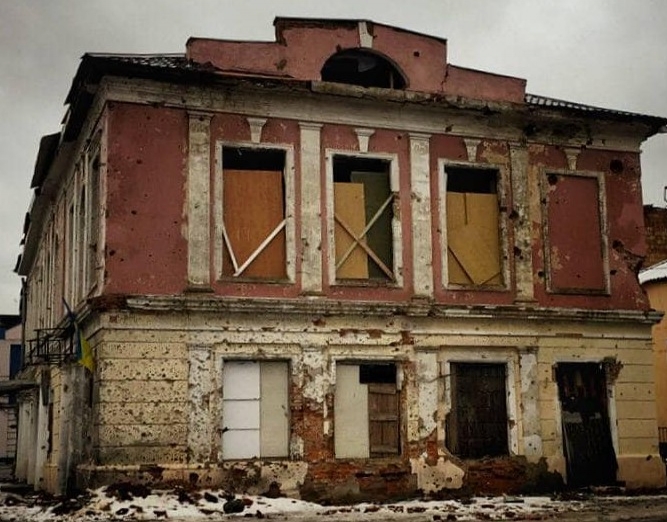 Пошкоджений рашистами Охтирський музей став пілотом проєкту «Поранена культура» фото