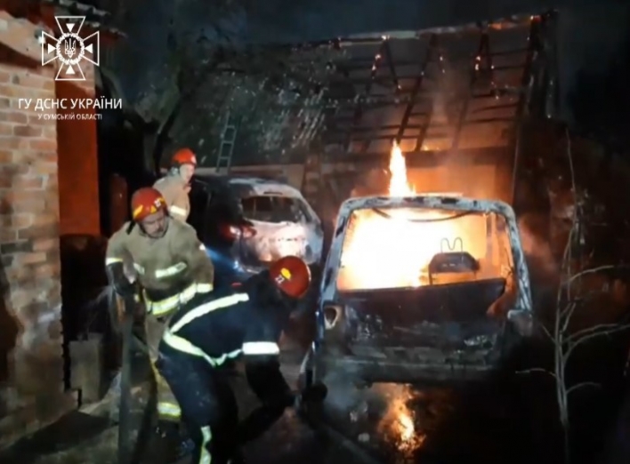 В Охтирці горіли гараж і два легковики (відео) фото