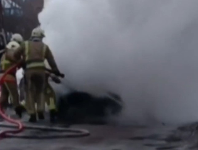 У Білопіллі на дорозі загорілась автівка (відео) фото