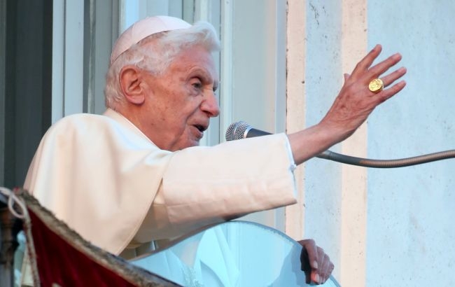 Помер Папа Римський Бенедикт XVI фото