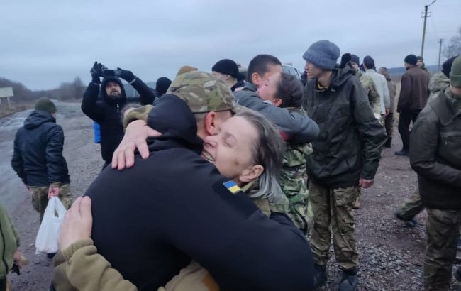 Україна повернула додому 140 захисників фото