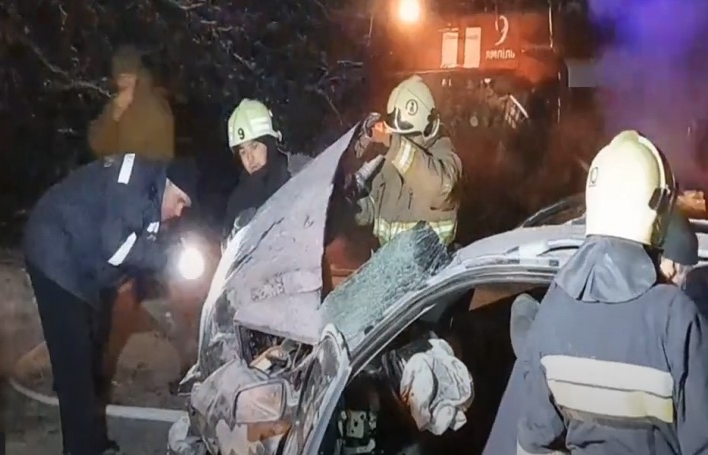 На Сумщині легковик врізався в дерево: двоє постраждалих фото