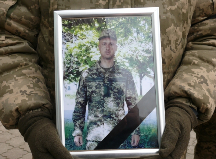 У Білопіллі попрощалися із загиблим захисником України фото